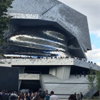  Philharmonie de Paris. Entrance to the expositions is straight in left of the rolling staircase. Foto Henning Høholt 