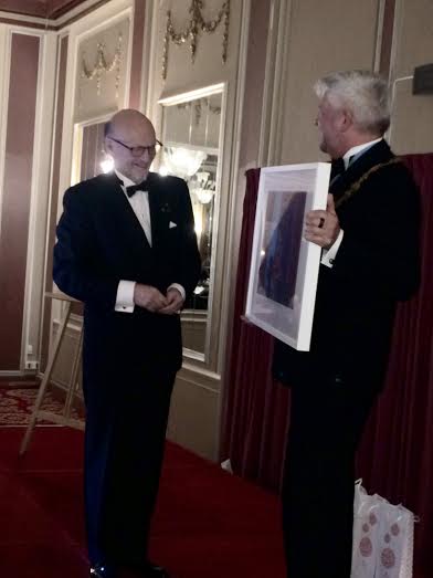 Kjetil Bang Hansen får Parelius prisen og et bilde av Hilde Verem av Kunstnerforeningens leder Bjørn Birch 
. Foto Henning Høholt